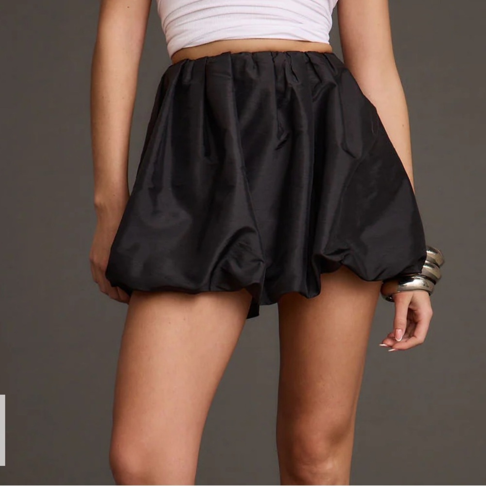 Elegant Black Women's Mini Bubble Skirt With  Under Size Large it's a size 7-9